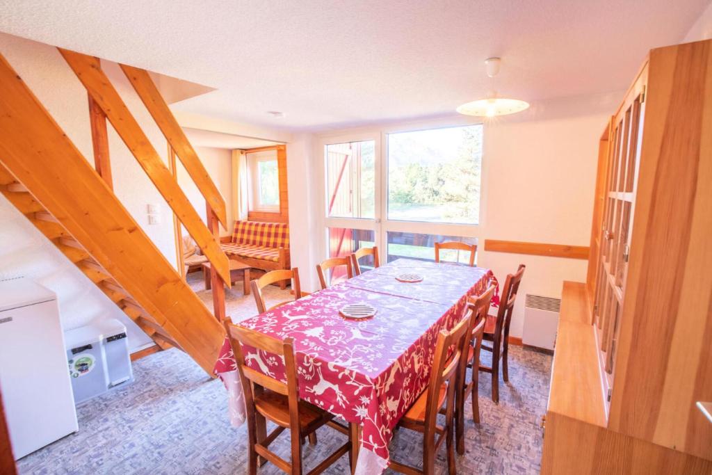 une salle à manger avec une table et des chaises dans l'établissement Résidence Les Arolles - LES AROLLES - AR17A MAE-3149, à Villarodin-Bourget