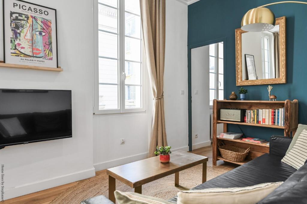 uma sala de estar com um sofá e uma mesa em La Loge Vieux-Port em Marselha