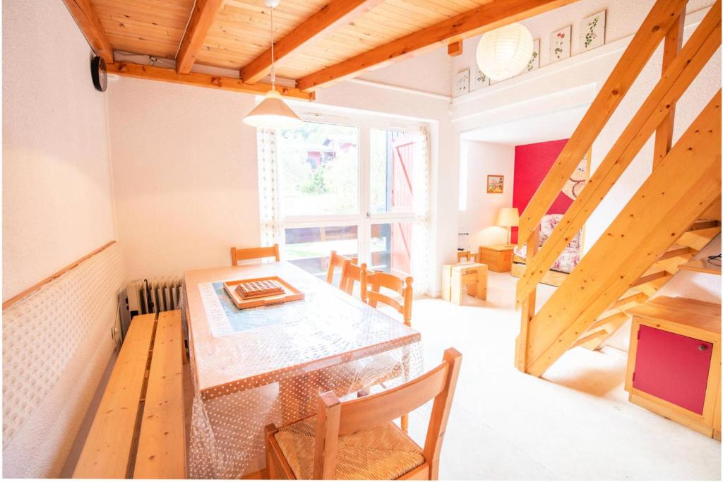 une salle à manger avec une table et des chaises en bois dans l'établissement Résidence Les Arolles - LES AROLLES - AR38A MAE-3175, à Villarodin-Bourget