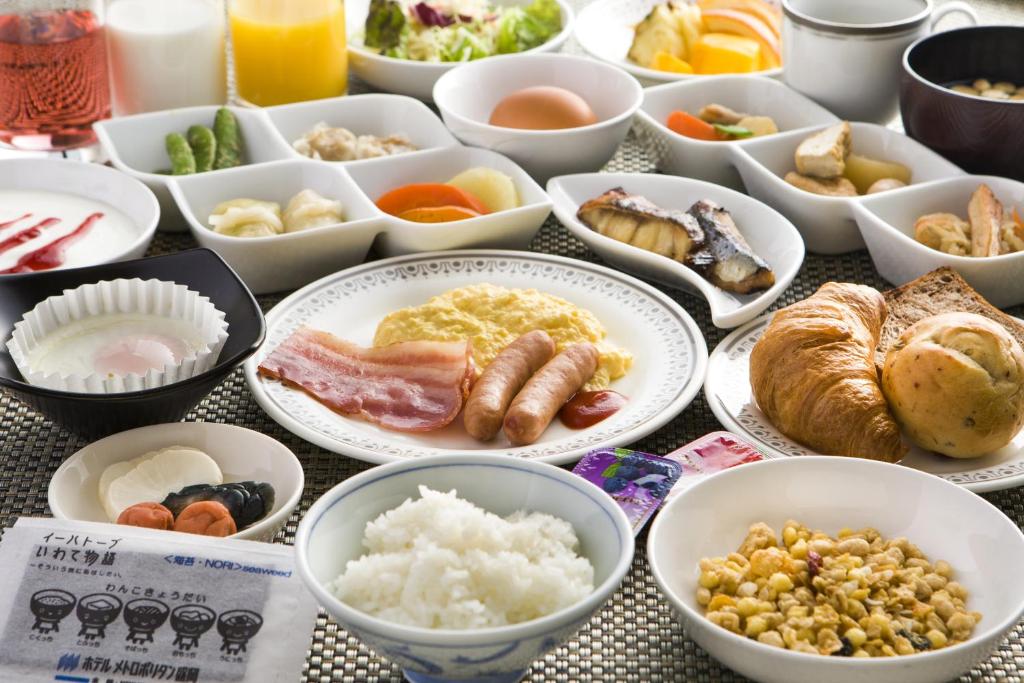 een tafel met kommen van verschillende soorten voedsel bij Hotel Metropolitan Morioka in Morioka