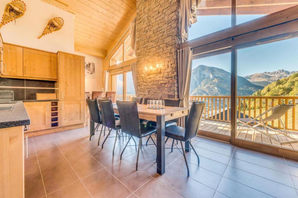 une salle à manger avec une table et des chaises et un balcon dans l'établissement Résidence Les Balcons EtoilÉs - Appartement 4 au pied des pistes MAE-3254, à Champagny-en-Vanoise