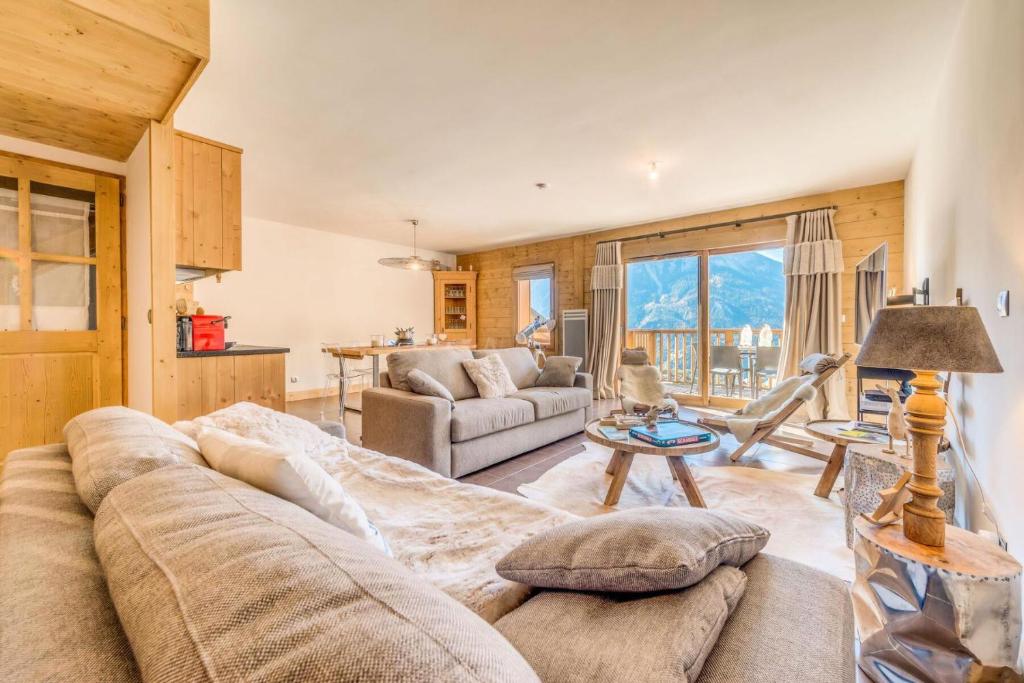 un salon avec un canapé et une table dans l'établissement Résidence Les Balcons EtoilÉs - Appartement 4 au pied des pistes MAE-3253, à Champagny-en-Vanoise