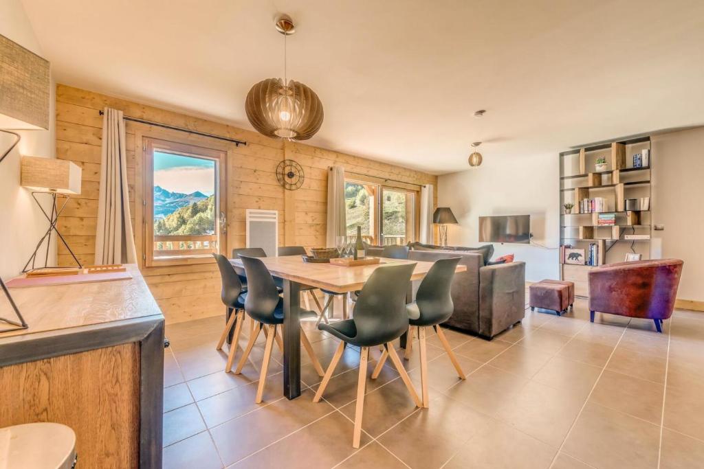 une cuisine et une salle à manger avec une table et des chaises dans l'établissement Résidence Les Balcons EtoilÉs - Appartement 4 au pied des pistes MAE-3258, à Champagny-en-Vanoise