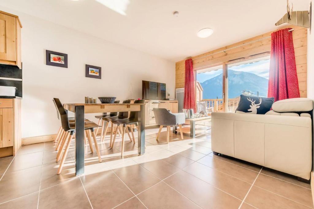 une cuisine et une salle à manger avec une table et des chaises dans l'établissement Résidence Les Balcons EtoilÉs - Appartement 4 au pied des pistes MAE-3261, à Champagny-en-Vanoise