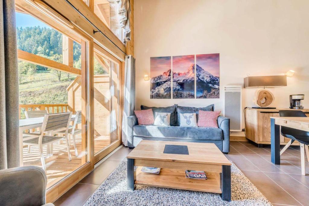 un salon avec un canapé et une table dans l'établissement Résidence Les Balcons EtoilÉs - Appartement 4 au pied des pistes MAE-3264, à Champagny-en-Vanoise