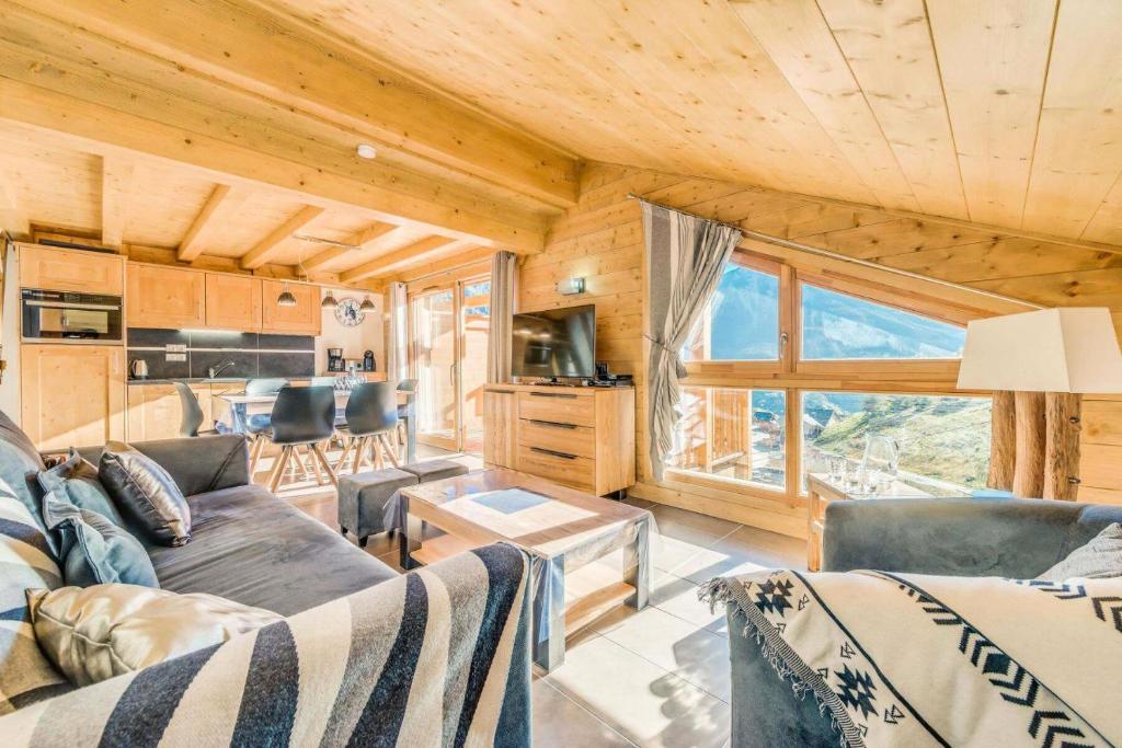 un salon avec un canapé et une table dans l'établissement Résidence Les Balcons EtoilÉs - Appartement 4 au pied des pistes MAE-3266, à Champagny-en-Vanoise
