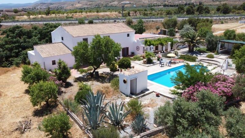 una vista aérea de una villa con piscina en Casa De La Familia - Casa Rural, en Baza