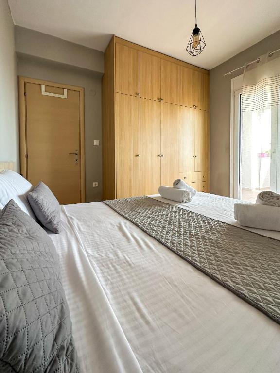 Кровать или кровати в номере MyseA VillasNikiti