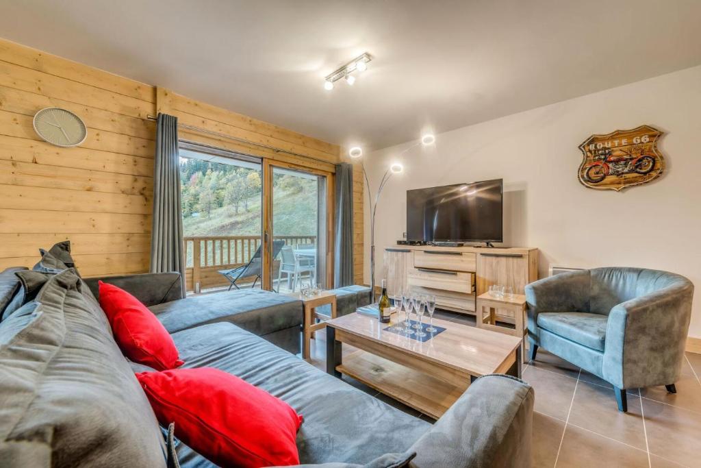 un salon avec un canapé et une télévision dans l'établissement Résidence Les Balcons EtoilÉs - Appartement 4 au pied des pistes MAE-3289, à Champagny-en-Vanoise