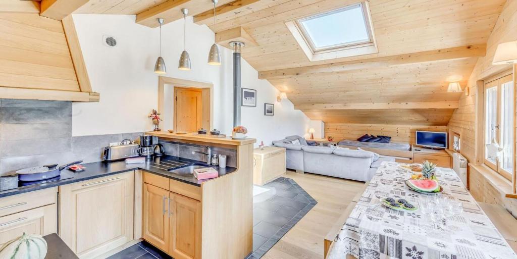 une cuisine et un salon dans une cabane en rondins dans l'établissement Résidence Le Seillon - 4 Pièces pour 8 Personnes MAE-3291, à Champagny-en-Vanoise