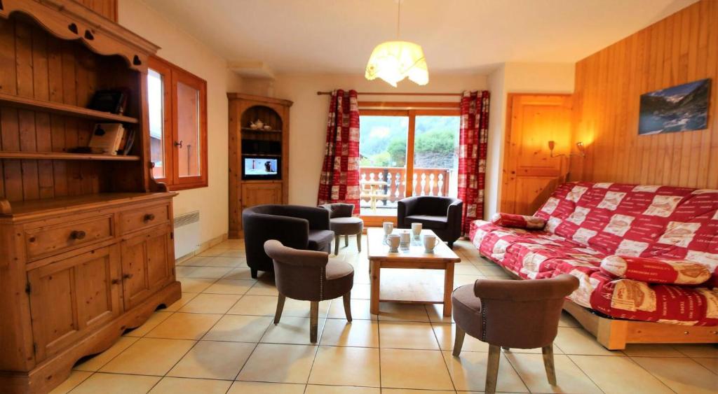 un salon avec un canapé et une table dans l'établissement Résidence Le Roselin - 4 Pièces pour 8 Personnes MAE-3296, à Champagny-en-Vanoise