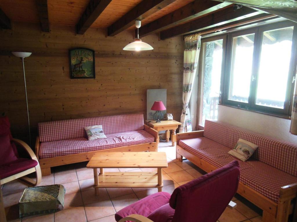 - un salon avec des canapés et des tables dans une cabine dans l'établissement Résidence Les Clarines - 5 Pièces pour 8 Personnes MAE-3297, à Champagny-en-Vanoise