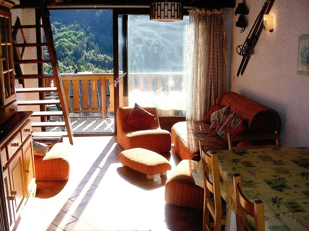 - un salon avec vue sur un balcon dans l'établissement Résidence Les PrimevÈres - 3 Pièces pour 6 Personnes MAE-3301, à Champagny-en-Vanoise