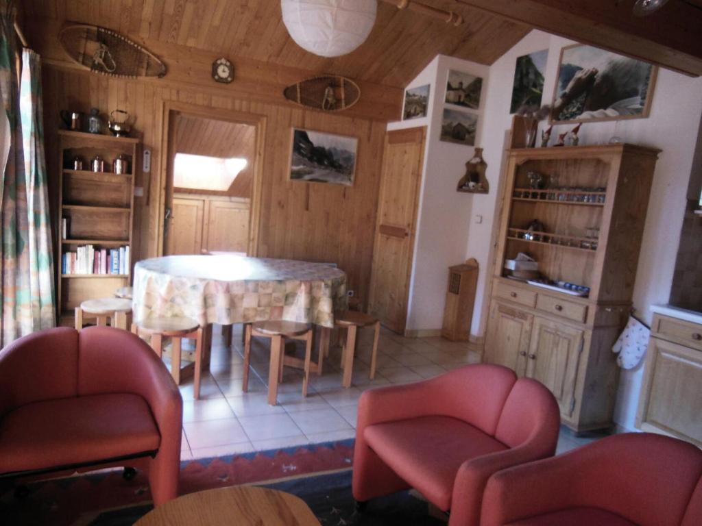 une cuisine avec une table, deux chaises et une table dans l'établissement Résidence Le Roselin - 3 Pièces pour 6 Personnes MAE-3311, à Champagny-en-Vanoise