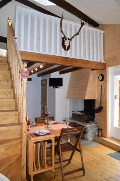 - un salon avec une table en bois et un escalier dans l'établissement Résidence Le Dahu - 3 Pièces pour 6 Personnes MAE-3319, à Champagny-en-Vanoise
