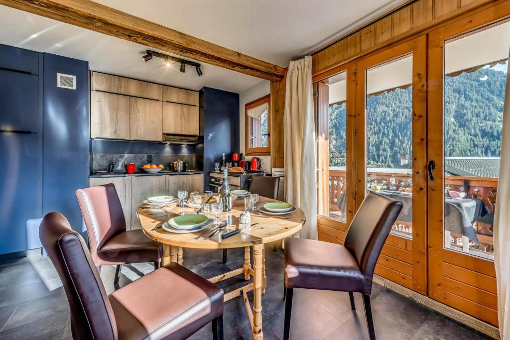 une cuisine et une salle à manger avec une table et des chaises en bois dans l'établissement Résidence Le Chardonnet - 2 Pièces pour 6 Personnes MAE-3321, à Champagny-en-Vanoise