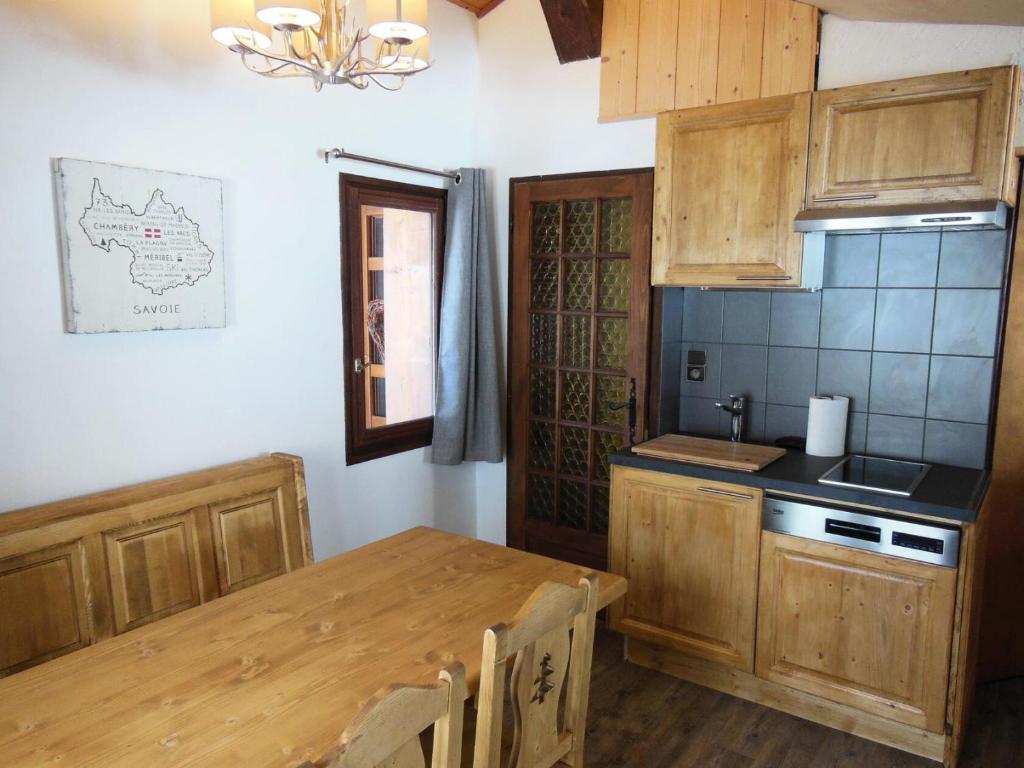 une cuisine avec des armoires en bois et une table en bois dans l'établissement Chalet Fleur De Neige - 2 Pièces pour 4 Personnes MAE-3342, à Champagny-en-Vanoise