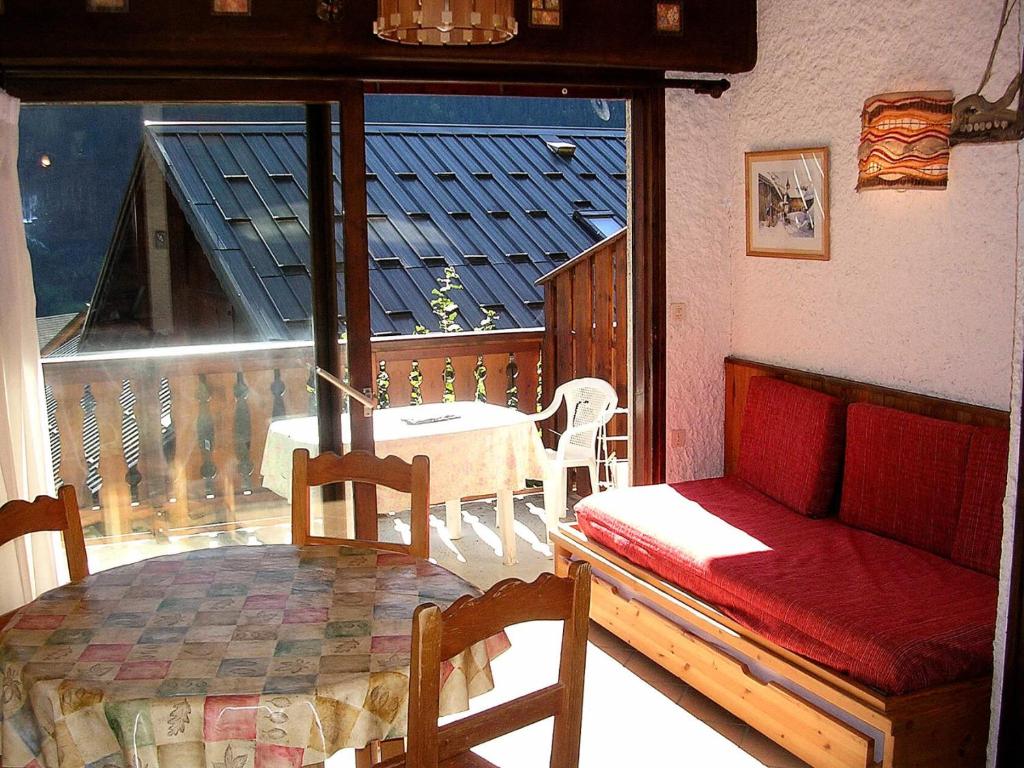 Cette chambre dispose d'un balcon avec un canapé et une table. dans l'établissement Résidence Les PrimevÈres - Studio pour 4 Personnes MAE-3339, à Champagny-en-Vanoise