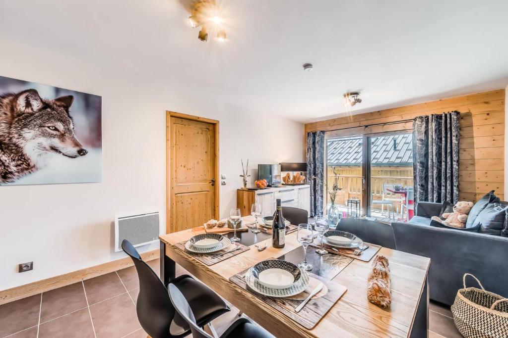 une salle à manger avec une table et des chaises dans l'établissement Résidence Les Balcons EtoilÉs - Appartement 4 au pied des pistes MAE-3374, à Champagny-en-Vanoise