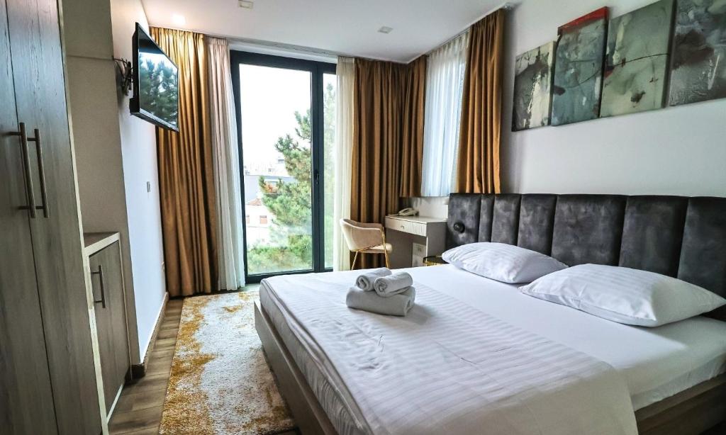 sypialnia z łóżkiem i ręcznikiem na nim w obiekcie Hotel National w Zagrzebiu
