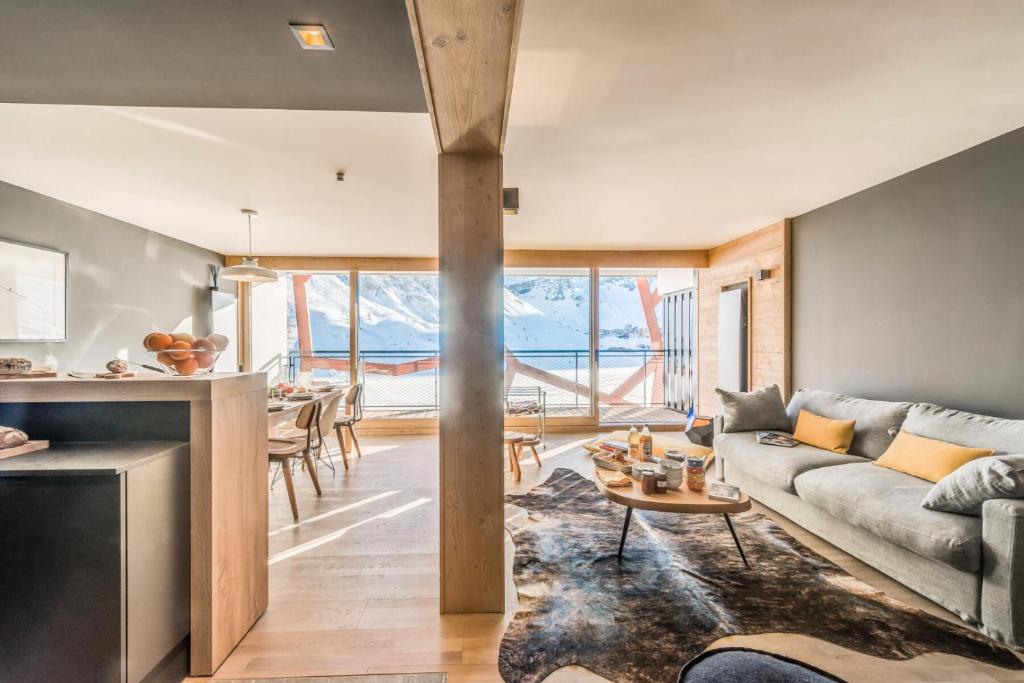 a living room with a couch and a table at Résidence Phoenix - 4 Pièces pour 9 Personnes 193410 in Tignes