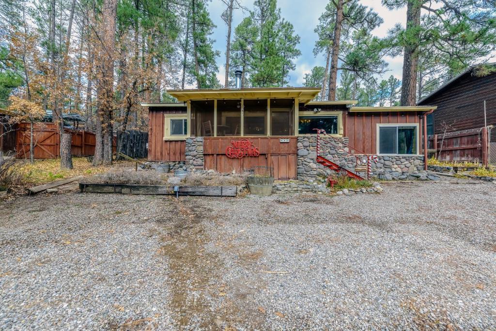 Το κτήριο όπου στεγάζεται  η παραθεριστική κατοικία