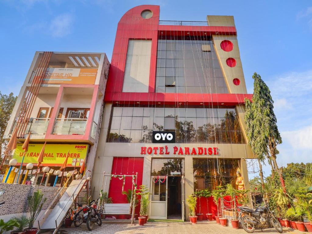 un edificio con un mercado frente a él en Collection O Hotel Paradise And Restaurant, en Kāshīpur