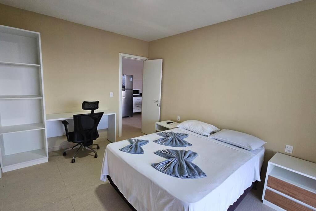 - une chambre avec un lit, un bureau et une chaise dans l'établissement Refúgio à Beira-Mar, à Aracati