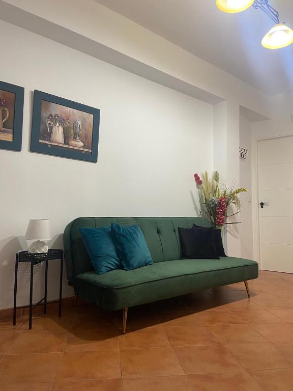 A seating area at Apartamento Plaza de la Alfalfa