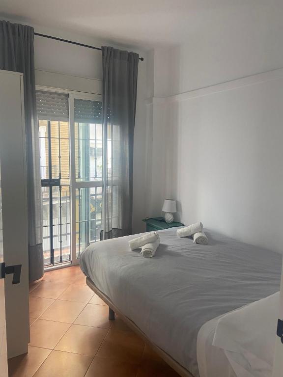 A bed or beds in a room at Apartamento Plaza de la Alfalfa