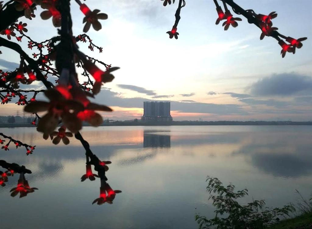 una vista di un lago con un edificio sullo sfondo di Puchong WindyLakeViewStayCation3R2B AT D Island a Puchong