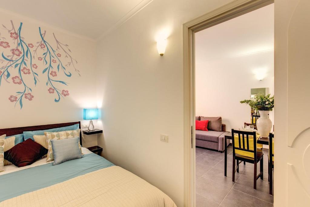 Elegant Apartment Behind the Colosseum - One-Bedroom Apartment With Balcony