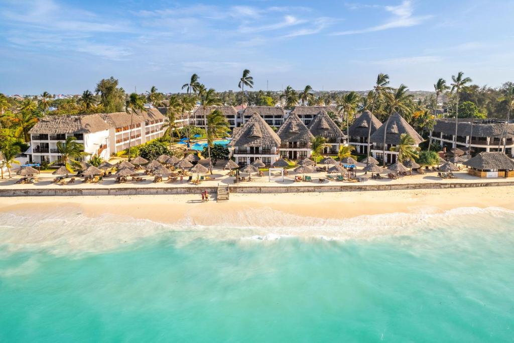 een luchtzicht op het strand van een resort bij Nungwi Beach Resort by Turaco in Nungwi