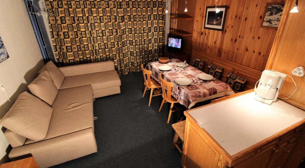 - un salon avec une table et un canapé dans l'établissement Résidence Palafour - Studio pour 4 Personnes 193737, à Tignes