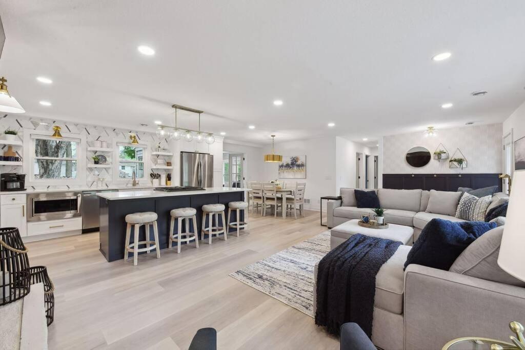 O bucătărie sau chicinetă la Luxury 1800sq.ft Home - Sleeps 8