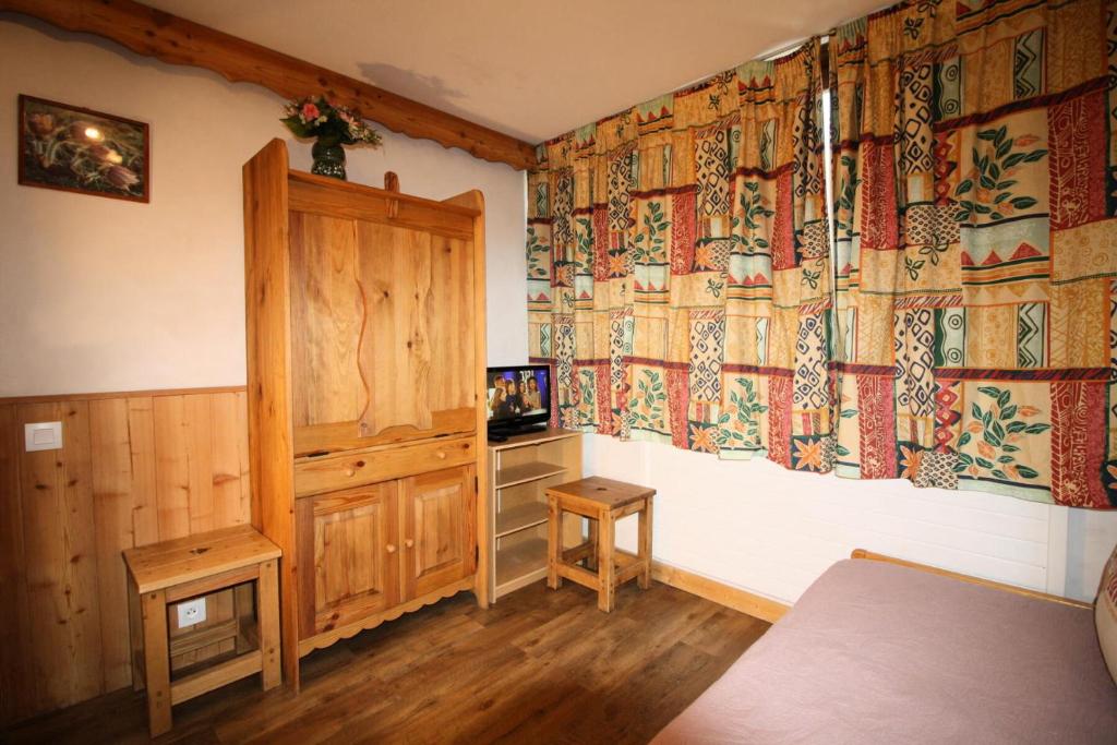 a room with a wall covered in colorful tapestries at Résidence Palafour - Studio pour 2 Personnes 193803 in Tignes