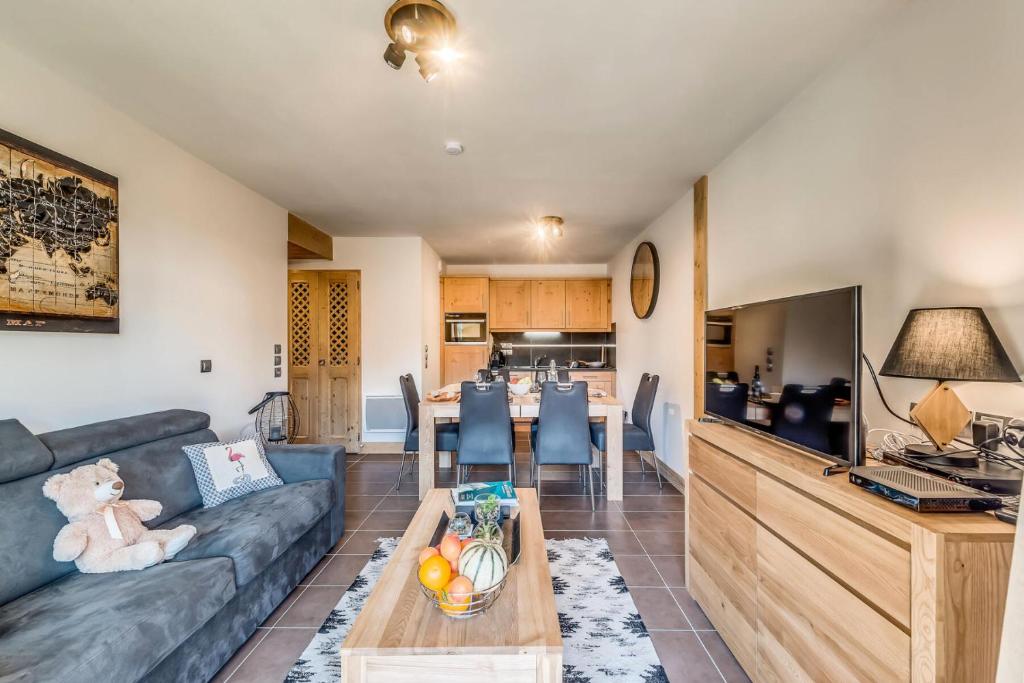 un salon avec un canapé et une table dans l'établissement Résidence Les Balcons EtoilÉs - Appartement 4 au pied des pistes MAE-4144, à Champagny-en-Vanoise