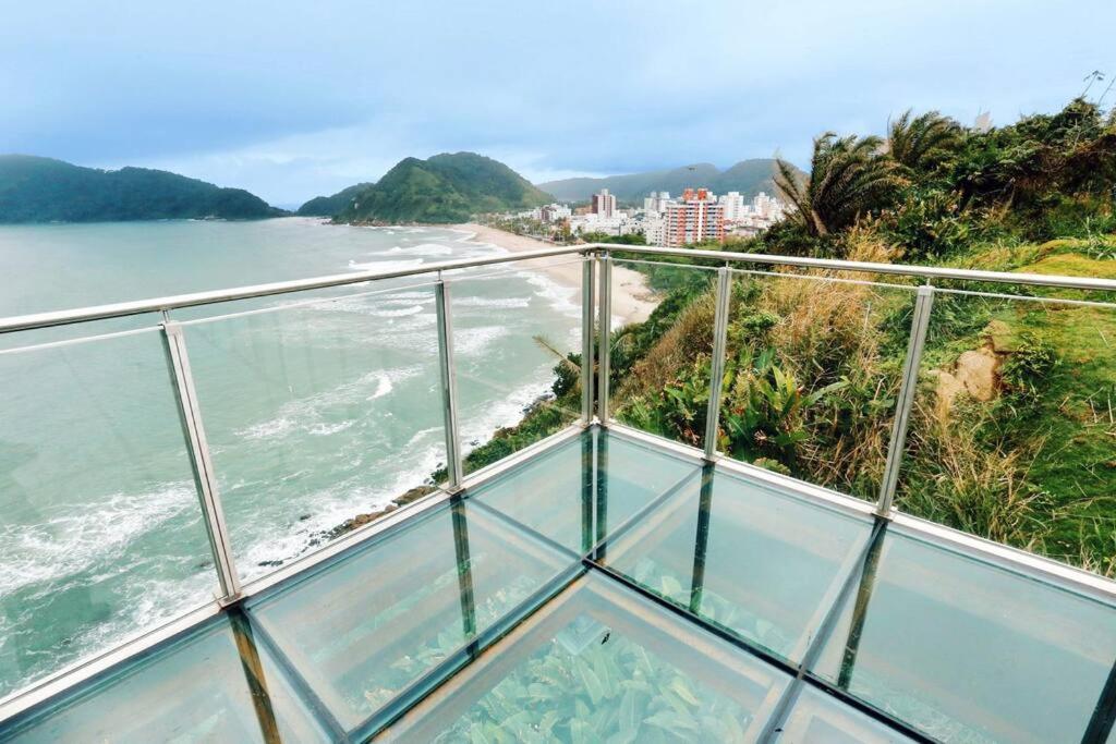 desde un balcón de cristal con vistas al océano en Aconchego no Beco da Luz - Favela Santo Antônio, en Guarujá