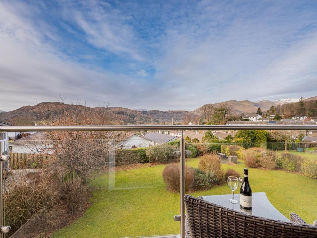 - un balcon avec une table et des verres à vin dans l'établissement 2 Bed in Ambleside SZ041, à Ambleside