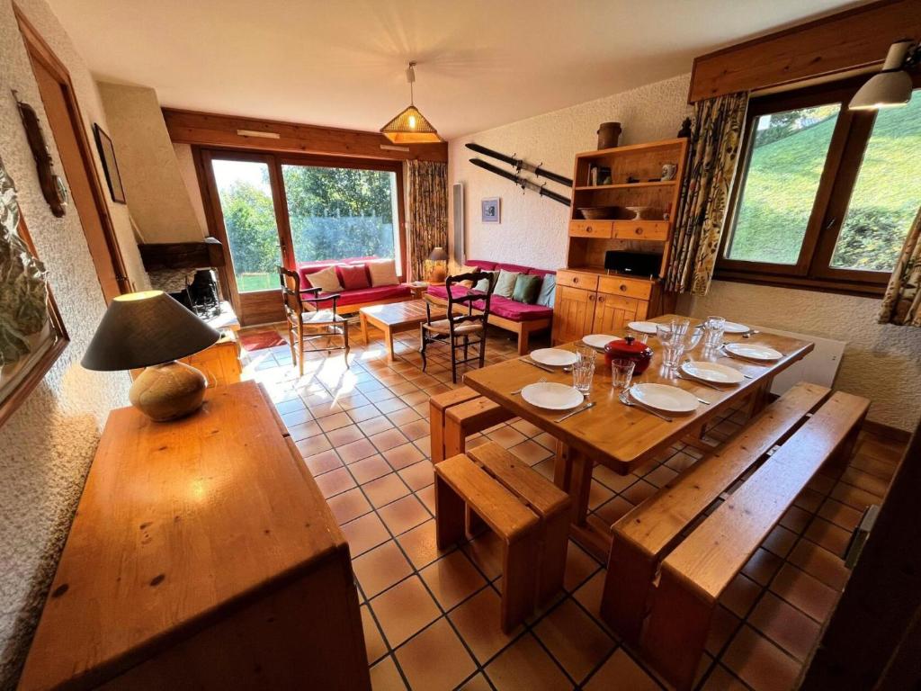 un salon avec une table et des chaises en bois dans l'établissement Résidence Les Planes - Planes 2 MAE-5206, à Saint-Gervais-les-Bains