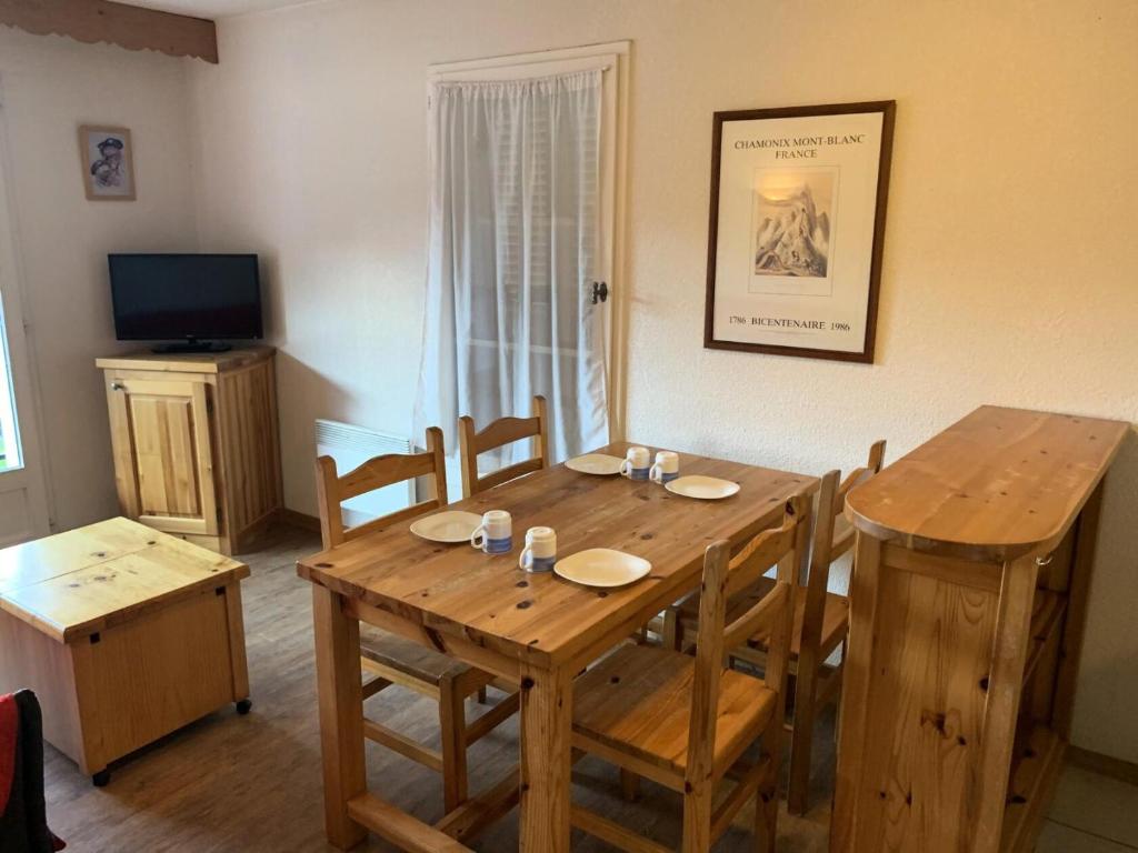 une salle à manger avec une table et des chaises en bois dans l'établissement Résidence Le Grand Panorama - Grand Panorama 303 MAE-5215, à Saint-Gervais-les-Bains