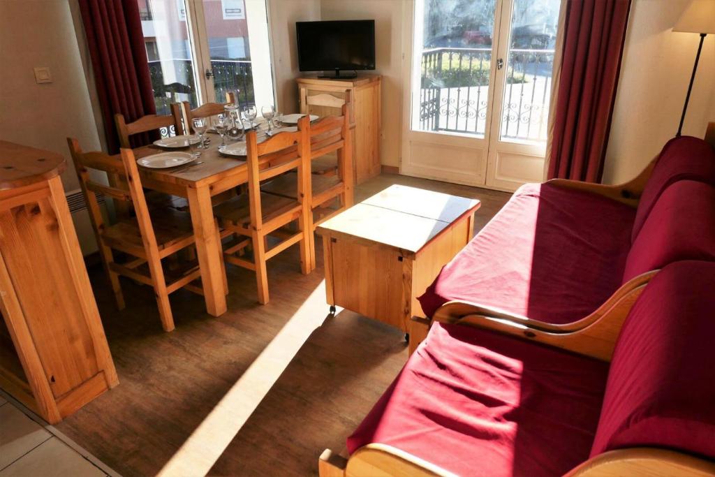 un salon avec une table et un canapé dans l'établissement Résidence Le Grand Panorama - Grand Panorama 105 MAE-5237, à Saint-Gervais-les-Bains