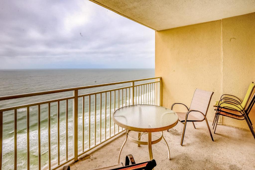 パナマ・シティ・ビーチにあるEmerald Beach Resort 2131の海を望むバルコニー(テーブル、椅子付)