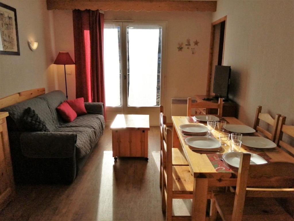 - un salon avec une table et un canapé dans l'établissement Résidence Le Grand Panorama - 2 Pièces pour 6 Personnes 70, à Saint-Gervais-les-Bains