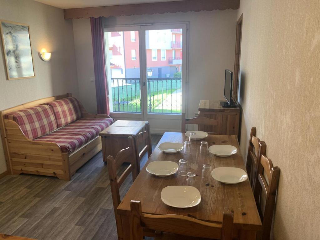 une salle à manger avec une table et un canapé dans l'établissement Résidence Le Grand Panorama - Grand Panorama 111 MAE-5213, à Saint-Gervais-les-Bains