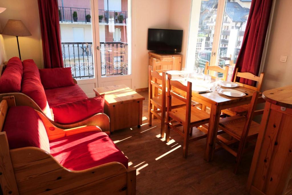 uma sala de estar com um sofá e uma mesa em Résidence Le Grand Panorama - 3 Pièces pour 6 Personnes 56 em Saint-Gervais-les-Bains