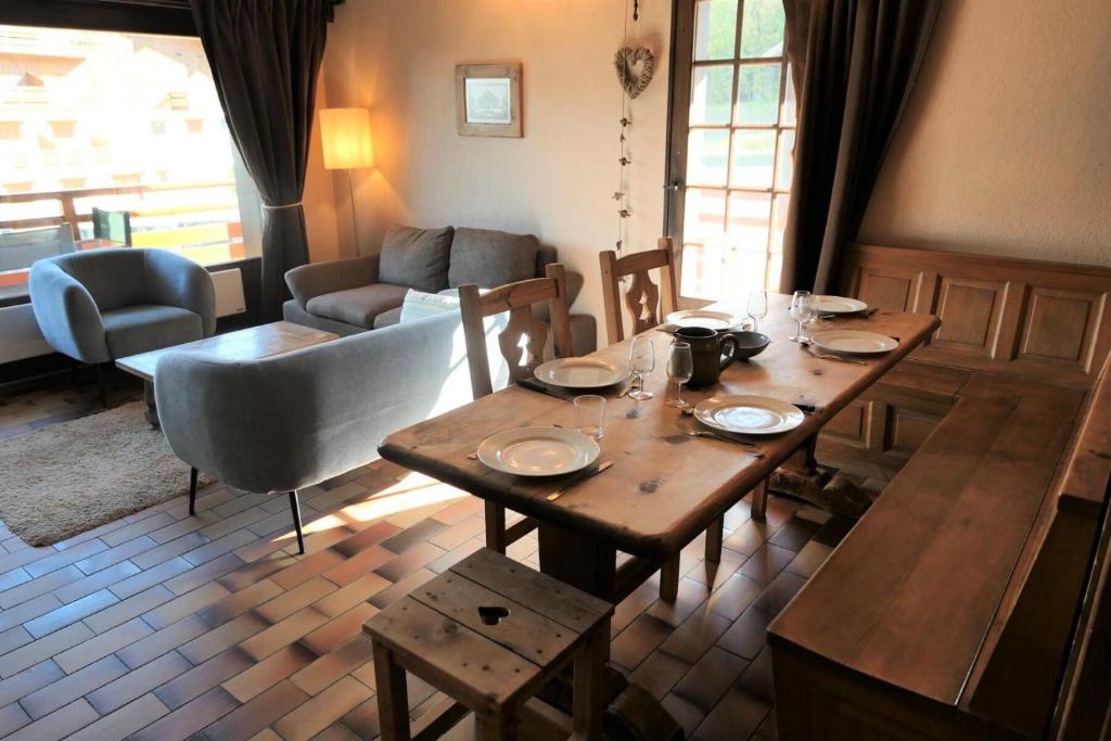 - un salon avec une table en bois et un canapé dans l'établissement Résidence La Gelinotte - 3 Pièces pour 6 Personnes 60, à Saint-Gervais-les-Bains