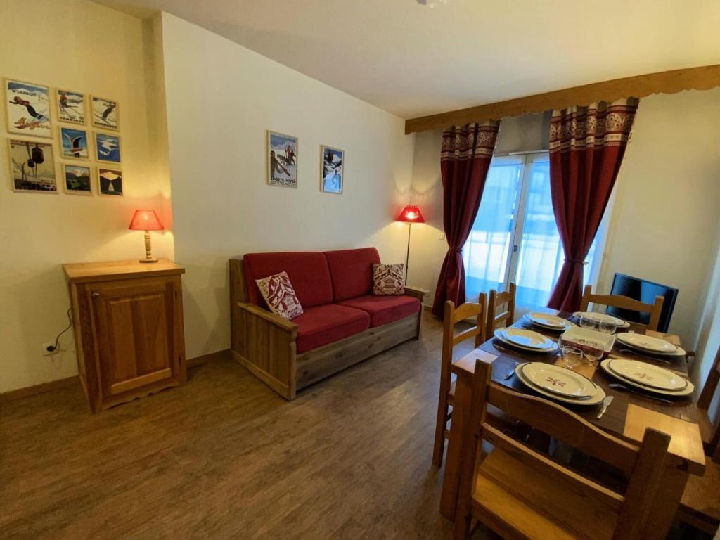 un salon avec un canapé rouge et une table dans l'établissement Résidence Le Grand Panorama - Grand Panorama 006 MAE-5249, à Saint-Gervais-les-Bains