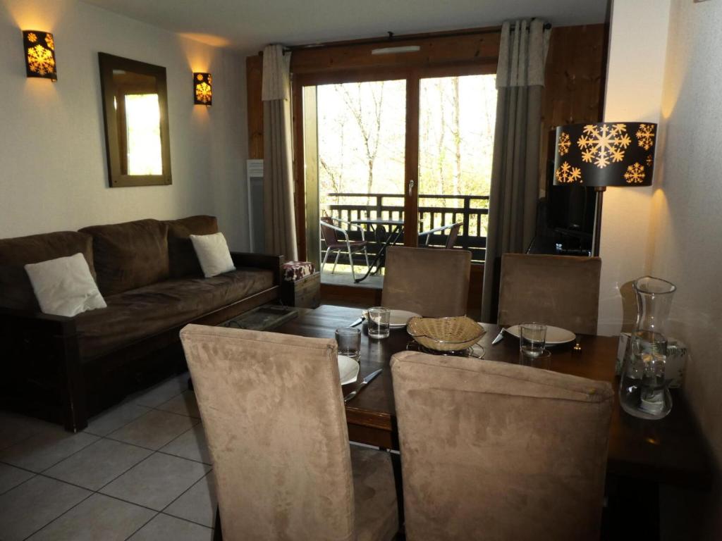 un salon avec une table et un canapé dans l'établissement Résidence Les Fermes De Saint Gervais - Fermes de Saint Gervais A7 MAE-5287, à Saint-Gervais-les-Bains