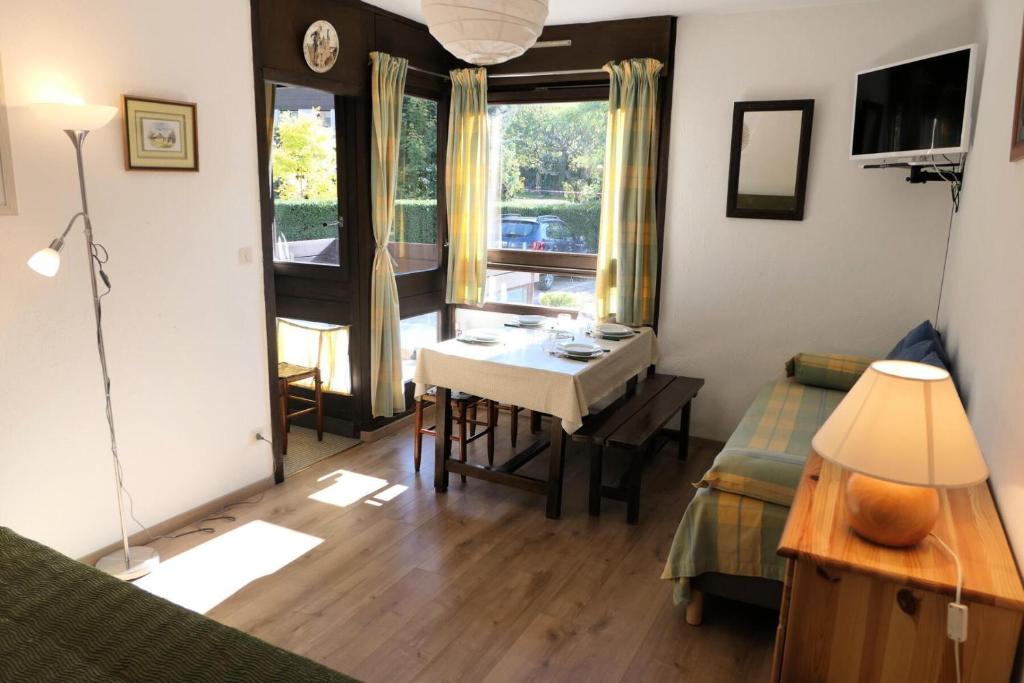 un salon avec une table et un bureau dans l'établissement Résidence Castel Des Roches A - Castel des Roches R5B MAE-5296, à Saint-Gervais-les-Bains